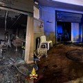 Pizzeria in fiamme nella notte a Carbonara: l'intervento dei Vigili del Fuoco di Bari