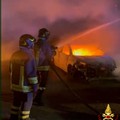 In fiamme tre auto nella notte a Bitritto: due squadre di Vigili del Fuoco intervenute