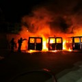 Incendio in un'azienda di Casamassima, Vigili del Fuoco al lavoro per veicoli in fiamme
