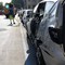 Auto in sosta danneggiate da gru sul lungomare di Bari