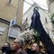 La processione dell'Addolorata per le vie di Bari nonostante il maltempo