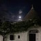 Lo spettacolo della "Superluna dello Storione" visto da Alberobello