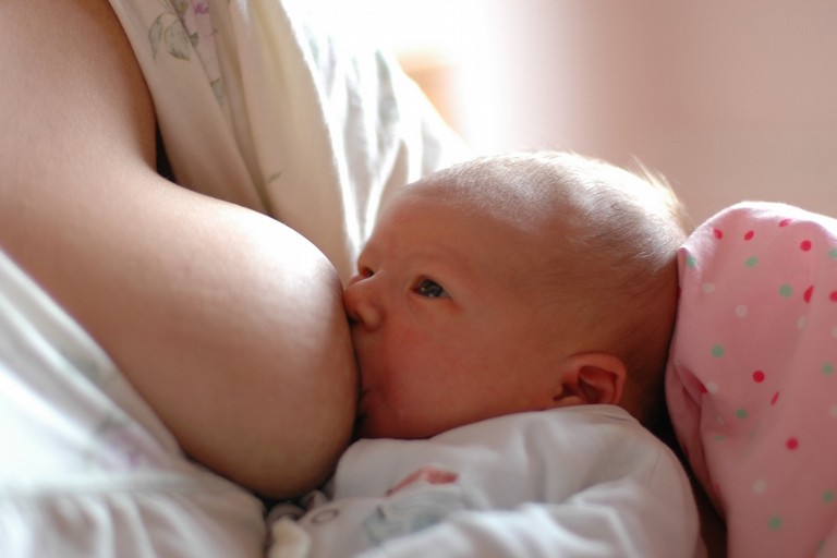Un bimbo allattato al seno