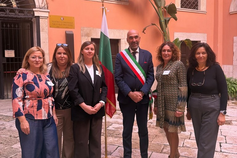 Il sindaco Leccese con una rappresentanza bulgara. <span>Foto Comune di Bari</span>