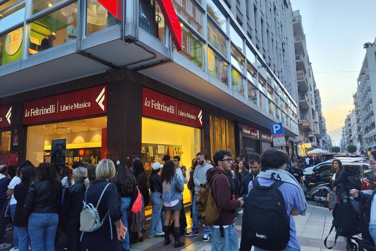 Tananai alla libreria Feltrinelli di Bari