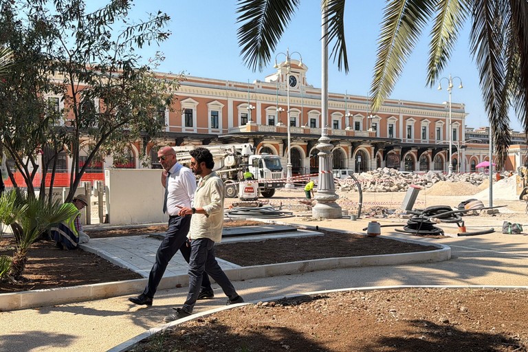 Proseguono i lavori in piazza Aldo Moro di Bari: il sopralluogo di Leccese