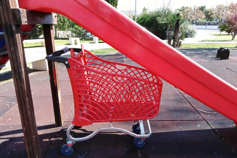 carrello nel parco giochi