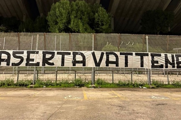 Striscione contro il tecnico del Bari
