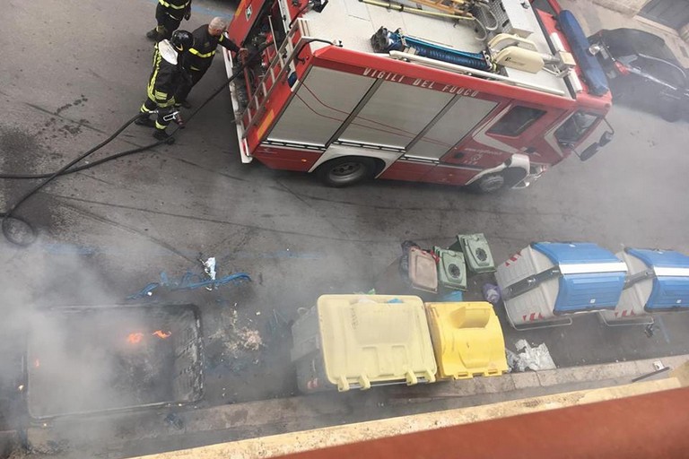 cassonetto incendiato via de nicolo