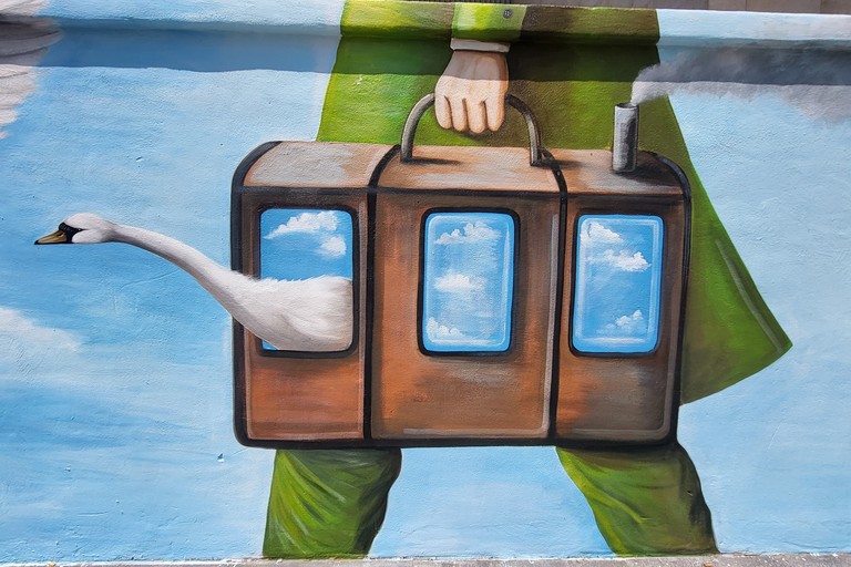 La stazione di Via Capruzzi si colora di arte con la raffigurazione di grandi cigni. <span>Foto Anna Verzicco</span>