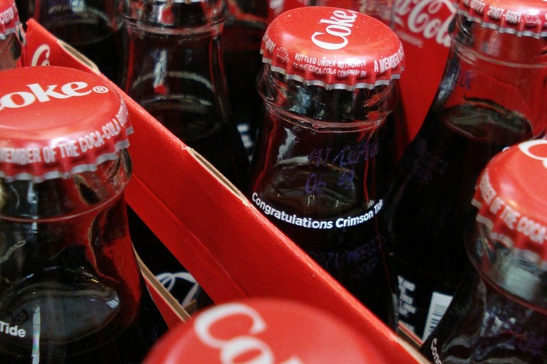 Delle bottiglie di Coca Cola
