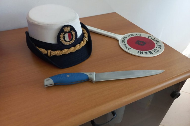 Il coltello sequestrato dalla Polizia Locale