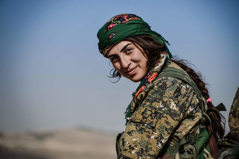 combattente curda