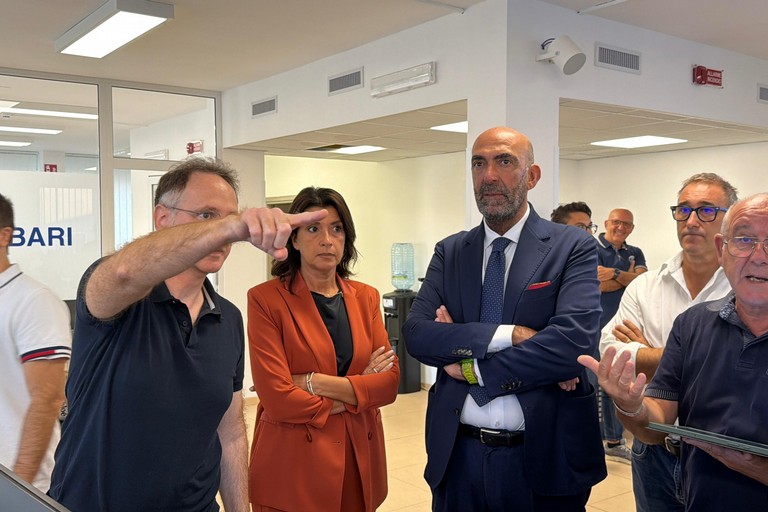 Sindaco di Bari nella control room Polizia Locale. <span>Foto Comune di Bari </span>
