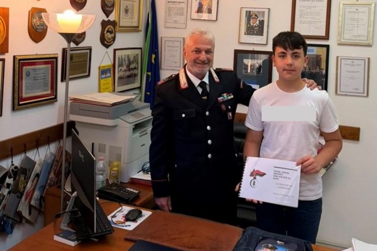 Dedica la sua tesina alla figura del Carabiniere