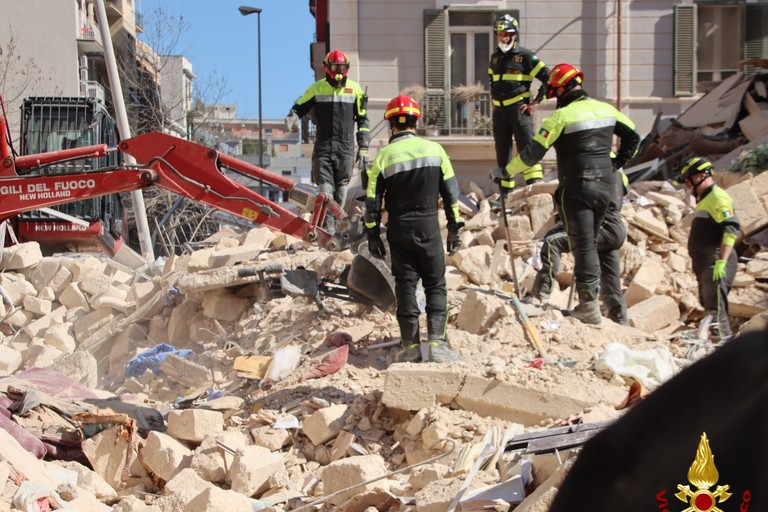 Crollo palazzina di via de Amicis a Bari