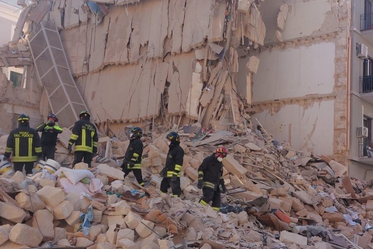 Crollo palazzina di via de Amicis a Bari