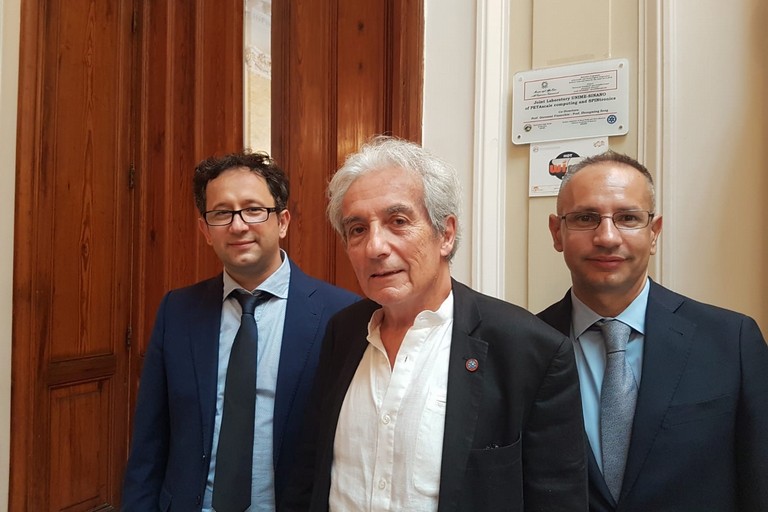 Da sx Prof Giovanni Finocchio Prof Albert Fert premio Nobel per la Fisica prof Mario Carpentieri del Poliba