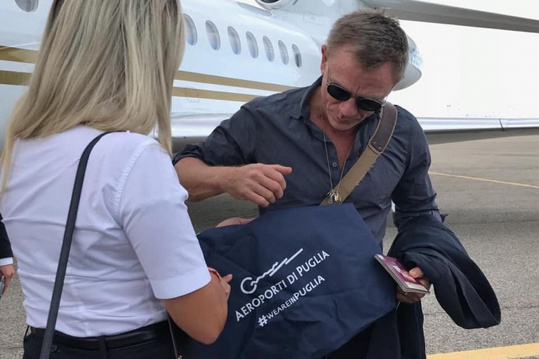 daniel craig a bari. <span>Foto foto pubblicata da Aeroporti di Puglia</span>