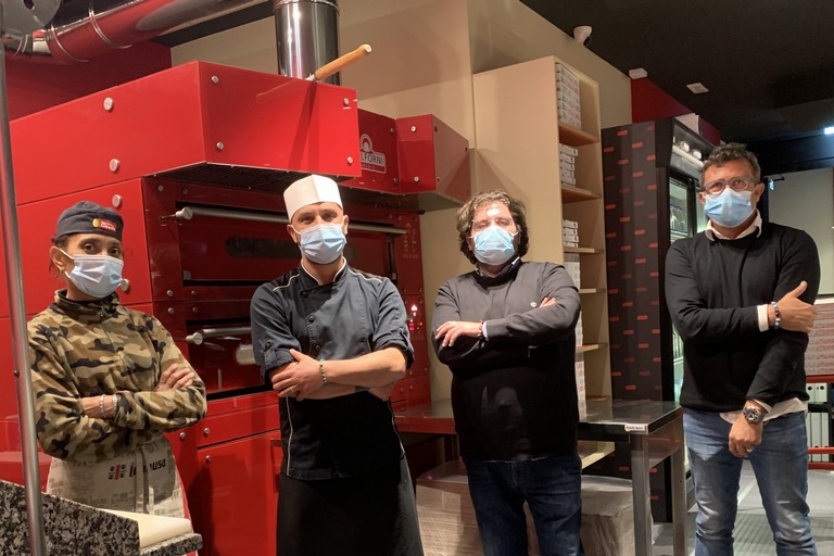Dario Santoro secondo da destra con lo staff del Jumpa