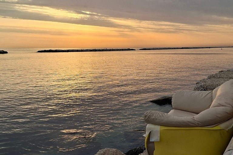 Divano abbandonato sul lungomare, l'ironia del sindaco di Bari: "Finito di ammirare l'alba portatevelo a casa"