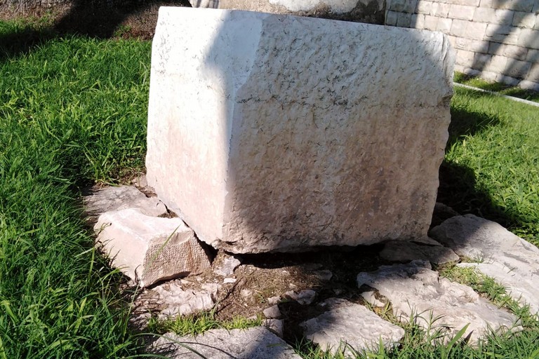 colonna romana in bilico sulle pietre