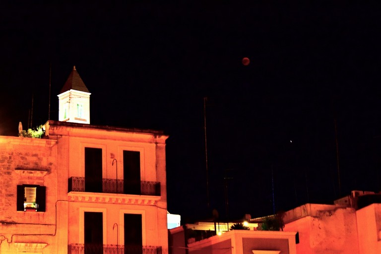 L'eclissi di luna nel cielo di Bari. <span>Foto Erica Giusto</span>