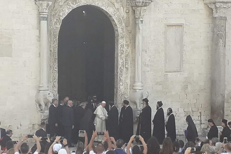 Papa Francesco saluta i Patriarchi. <span>Foto Guerino Amoruso</span>