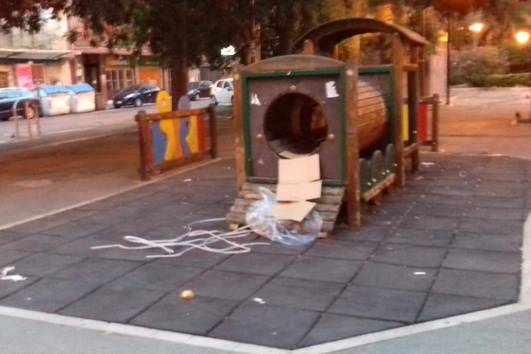Piazza Umberto invasa dai rifiuti