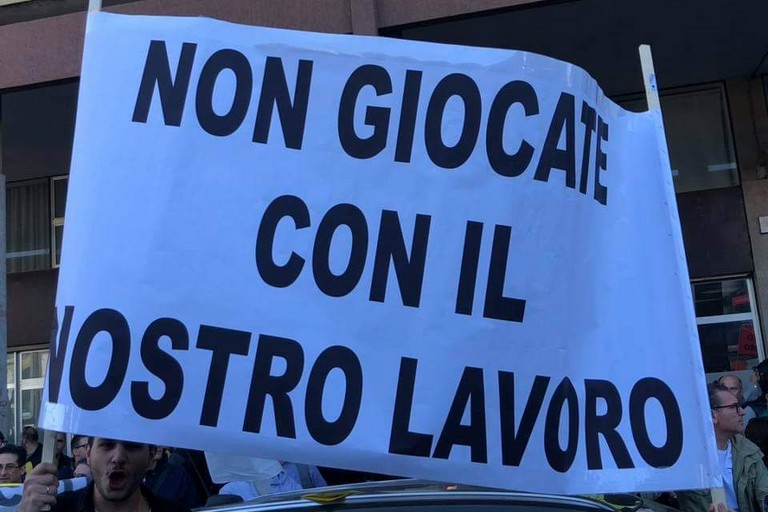 Uno striscione della manifestazione