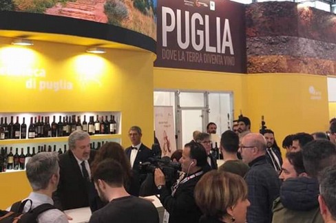 Emiliano nello stand della Puglia. <span>Foto Facebook Emiliano</span>