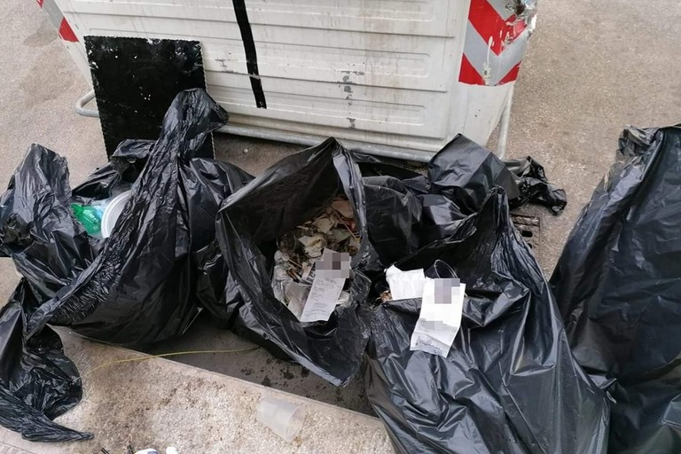 Rifiuti abbandonati dal ristorante