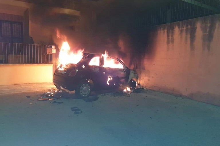 L'auto dell'assessore in fiamme