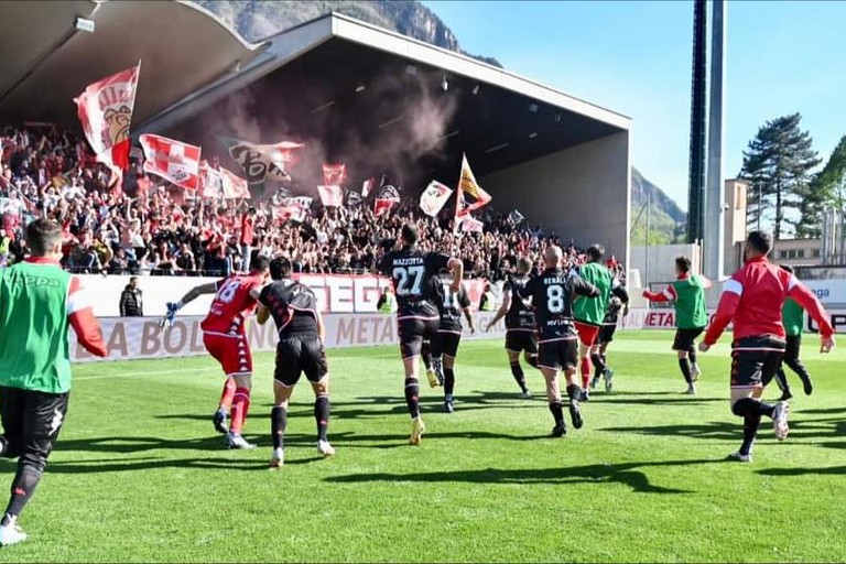 I calciatori del Bari fanno festa con i tifosi dopo la vittoria in casa del Sudtirol. <span>Foto SSC Bari</span>