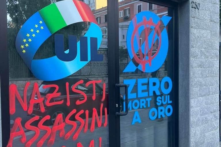 Le scritte alla sede Uil Puglia