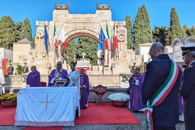 La cerimonia al cimitero di Bari