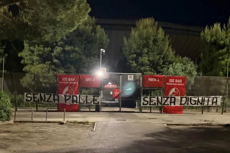 Striscione Bari. <span>Foto Contropiede - Passione Bari Radio Selene</span>
