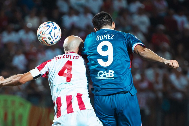 Gomez a contrasto. <span>Foto SSC Bari </span>