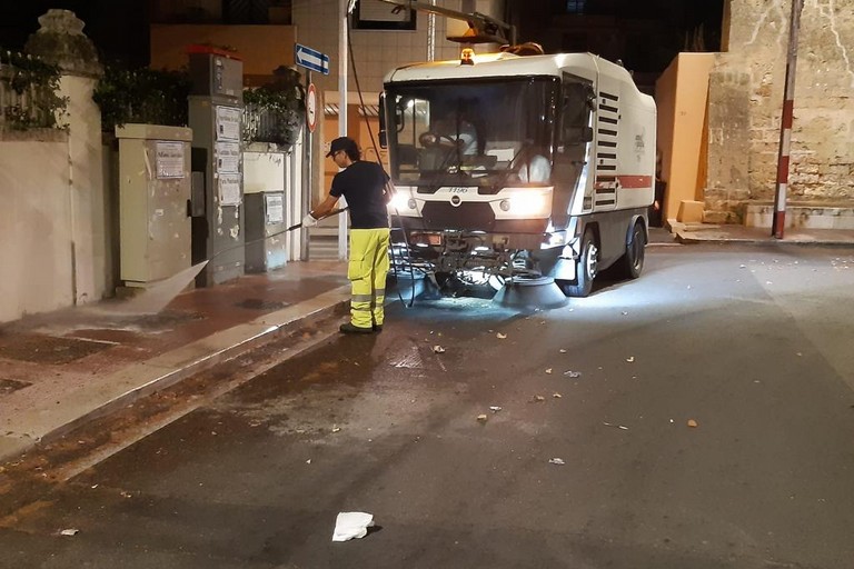 bari di notte amiu pulizia strade