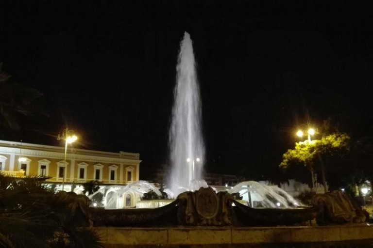 La fontana di piazza Moro ieri sera