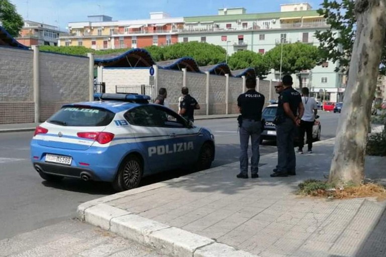 Polizia di Stato e Carabinieri all'esterno del Fornelli