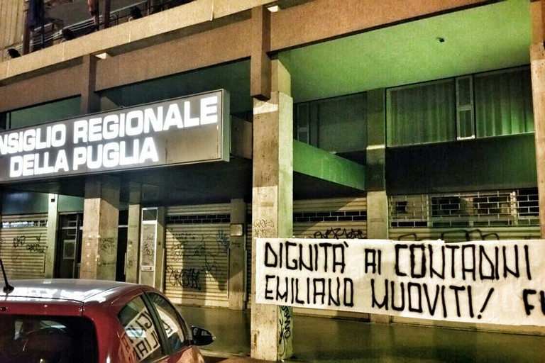 Striscione di Forza Nuova a Bari