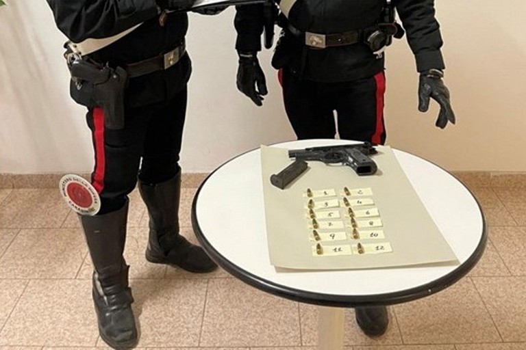 La pistola sequestrata dai Carabinieri