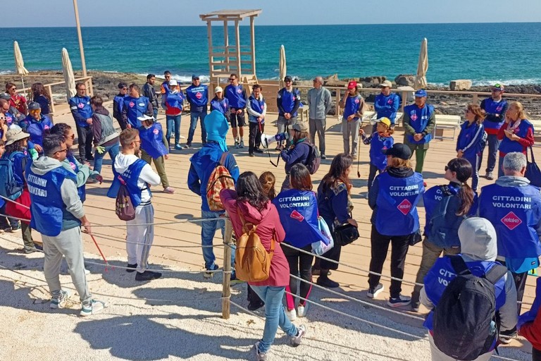 Mola di Bari, 185 kg di rifiuti raccolti: 90 volontari in azione tra trekking e cleanup