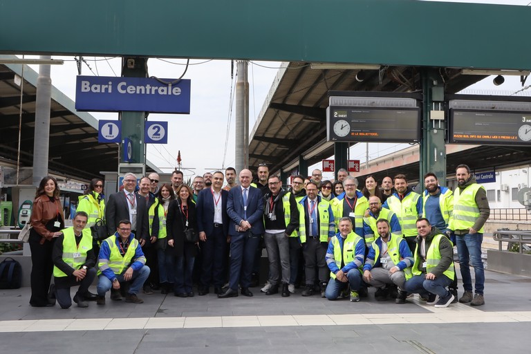 I tecnici di Rete Ferroviaria Italiana a Bari Centrale. <span>Foto Trenitalia </span>
