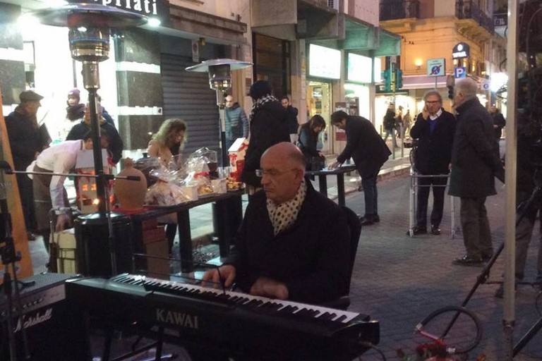 francesco paolo sisto pianoforte in strada