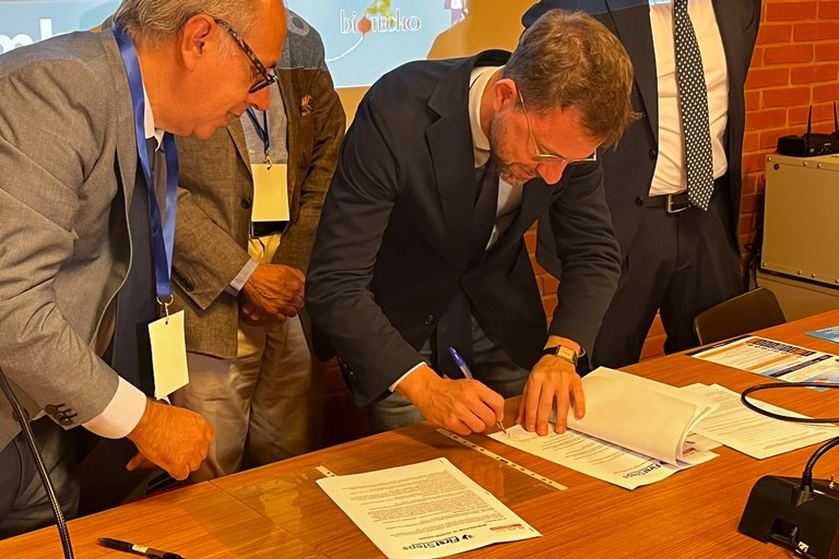 Firma Memorandum su genoma. <span>Foto ASL Bari</span>