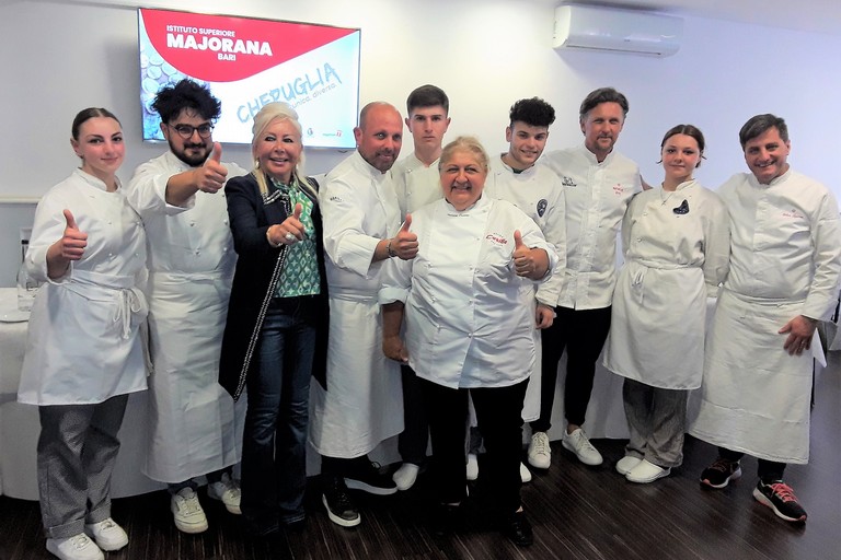 Gli chef stellati e gli studenti vincitori della prima edizione del concorso ChePuglia con la ds Paola Petruzzelli e la signora Nunzia