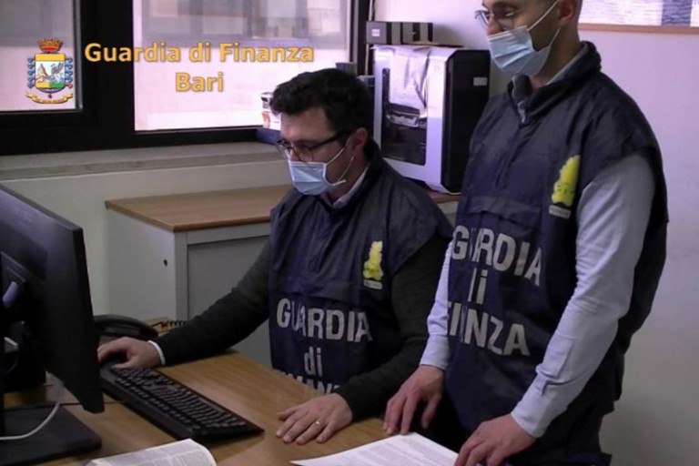 guardia di finanza bari JPG