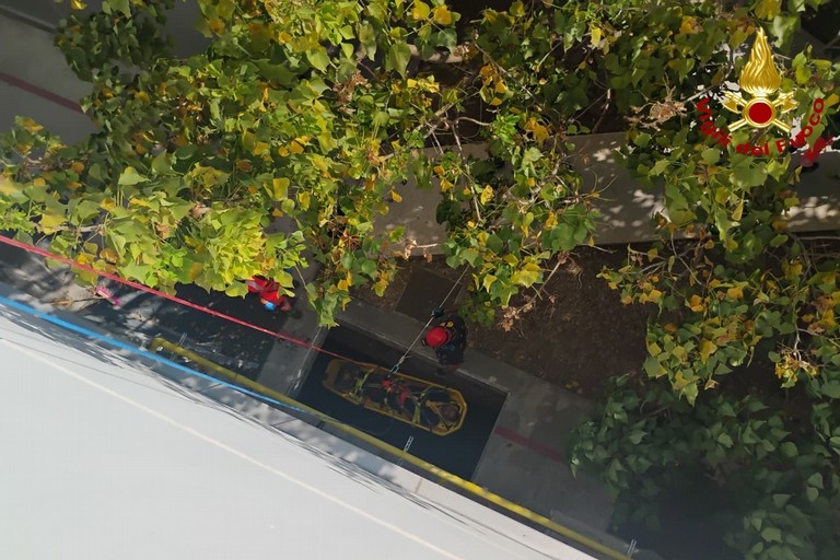 Tratto in salvo un operaio caduto in un’intercapedine: con un volo di circa cinque metri. <span>Foto Vigili del fuoco</span>